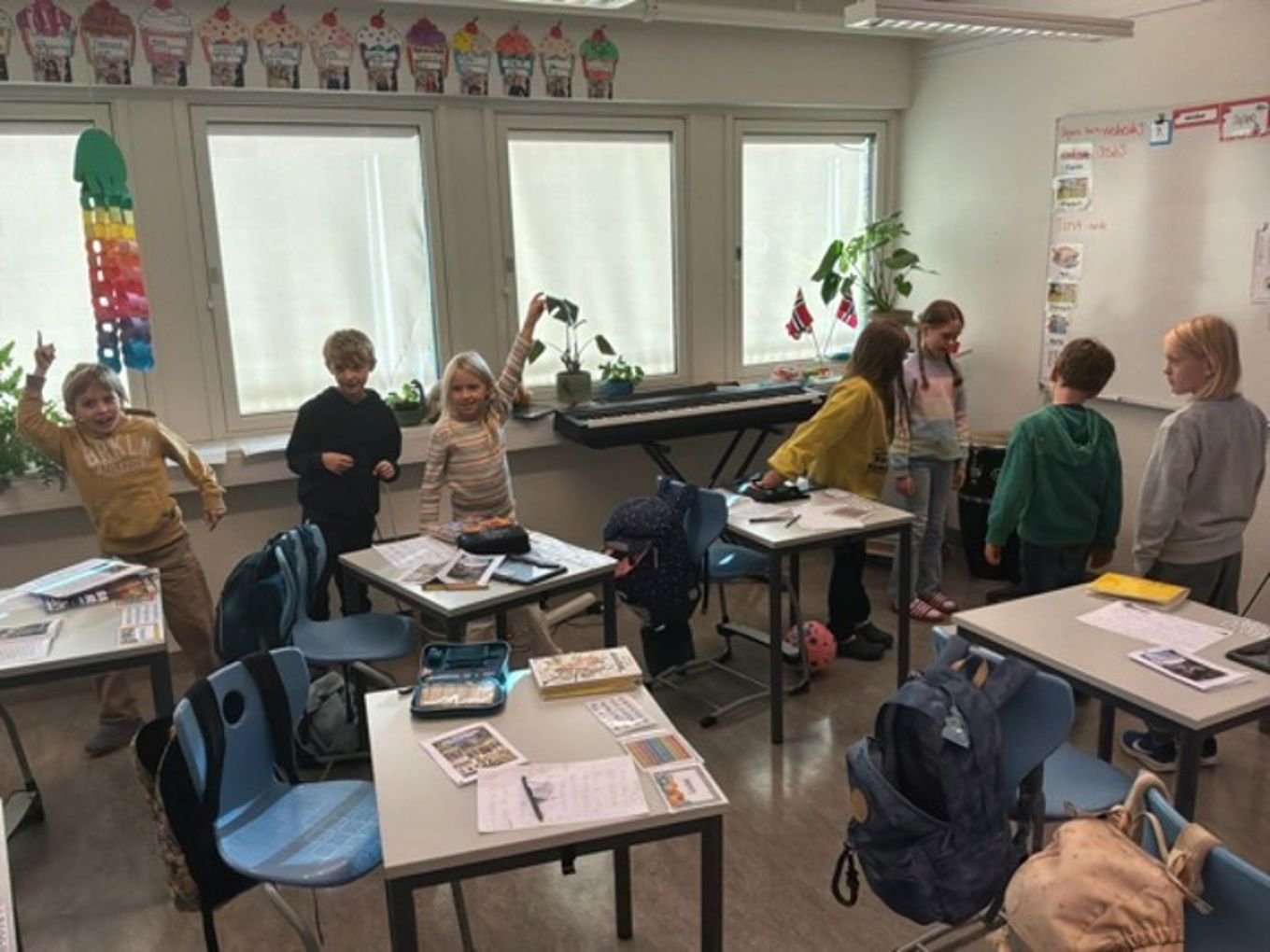 en gruppe mennesker i et klasserom