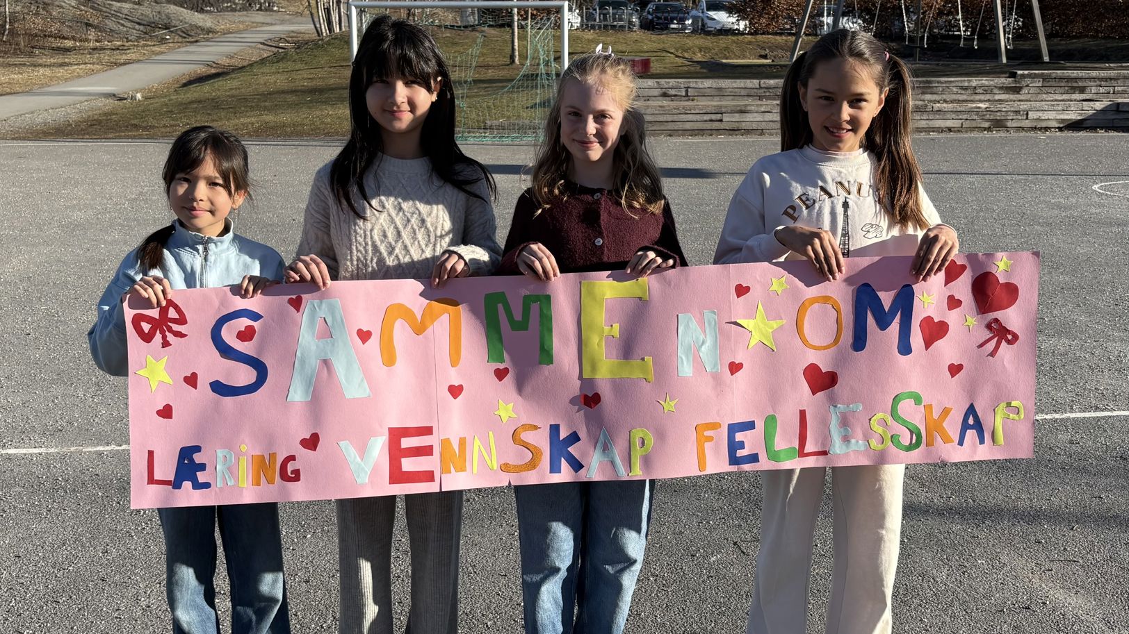En gruppe barnr holder et skilt