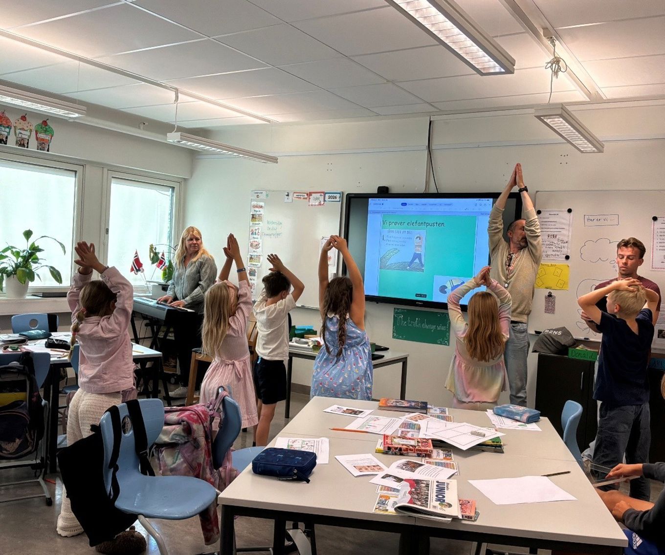 en gruppe mennesker i et klasserom en gruppe mennesker i et klasserom