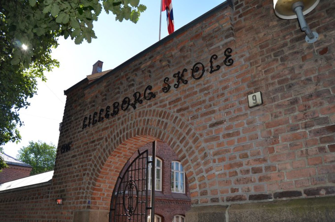 Skoleport i sol liggende