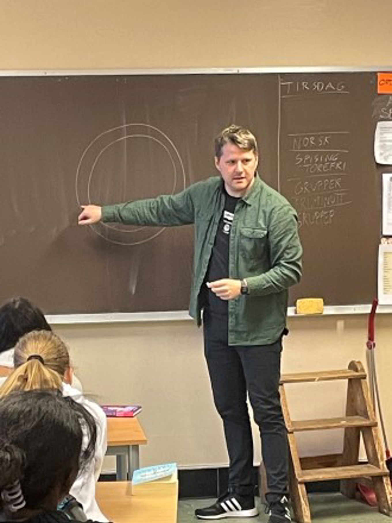 Foto: Fredrik forklarer konspirasjonsteorien om at jorden er flat Fredrik