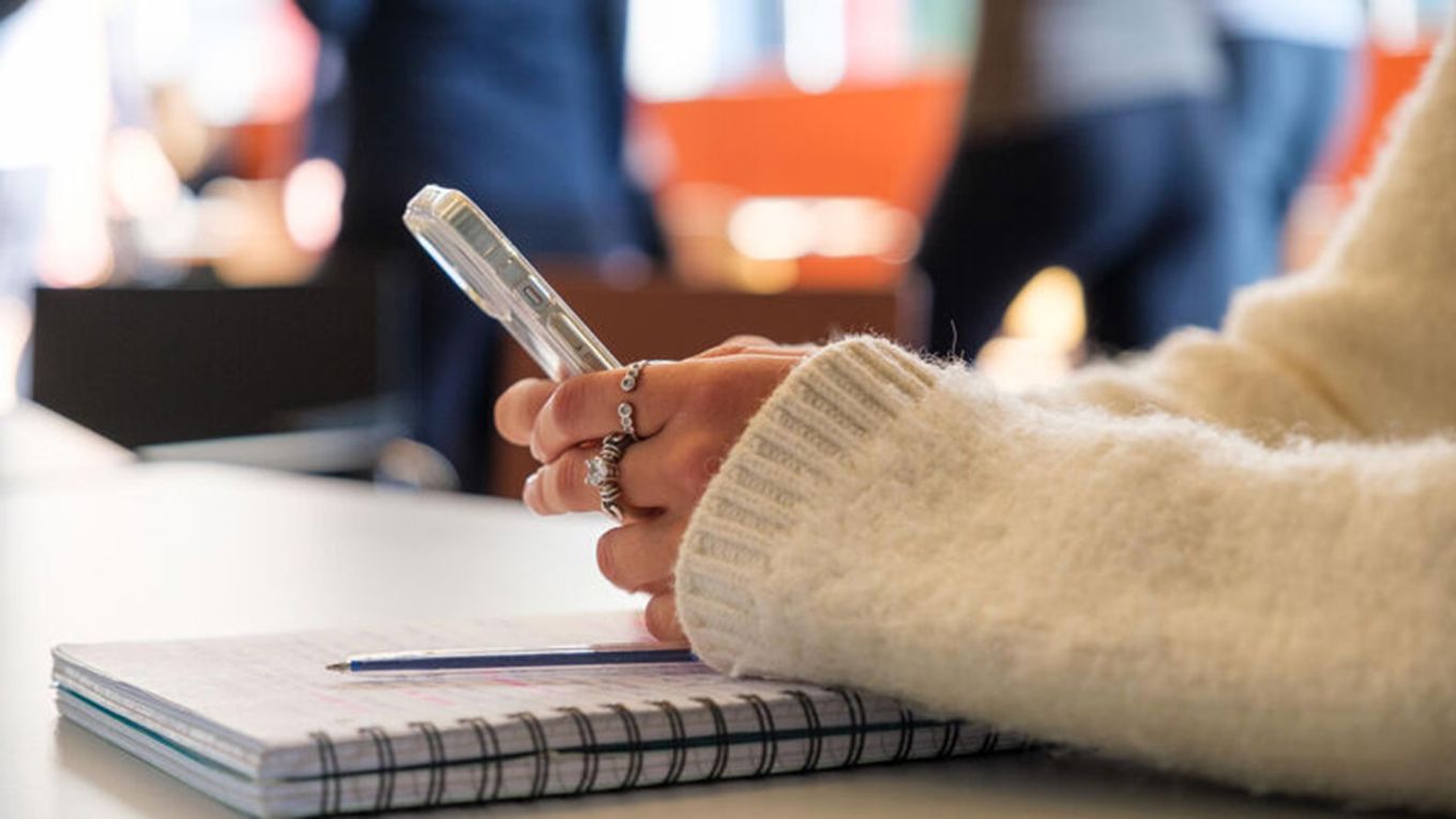 en hånd som holder en penn