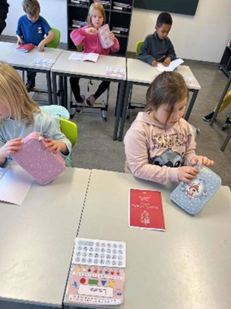 barn som sitter ved et bord