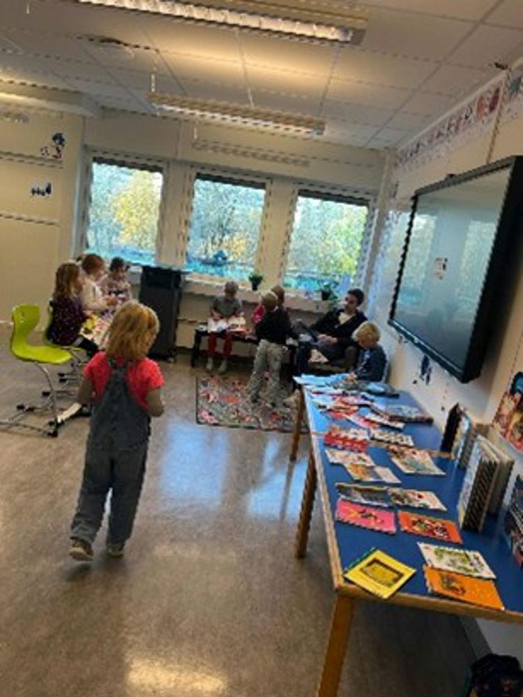 En gruppe barn i et klasserom