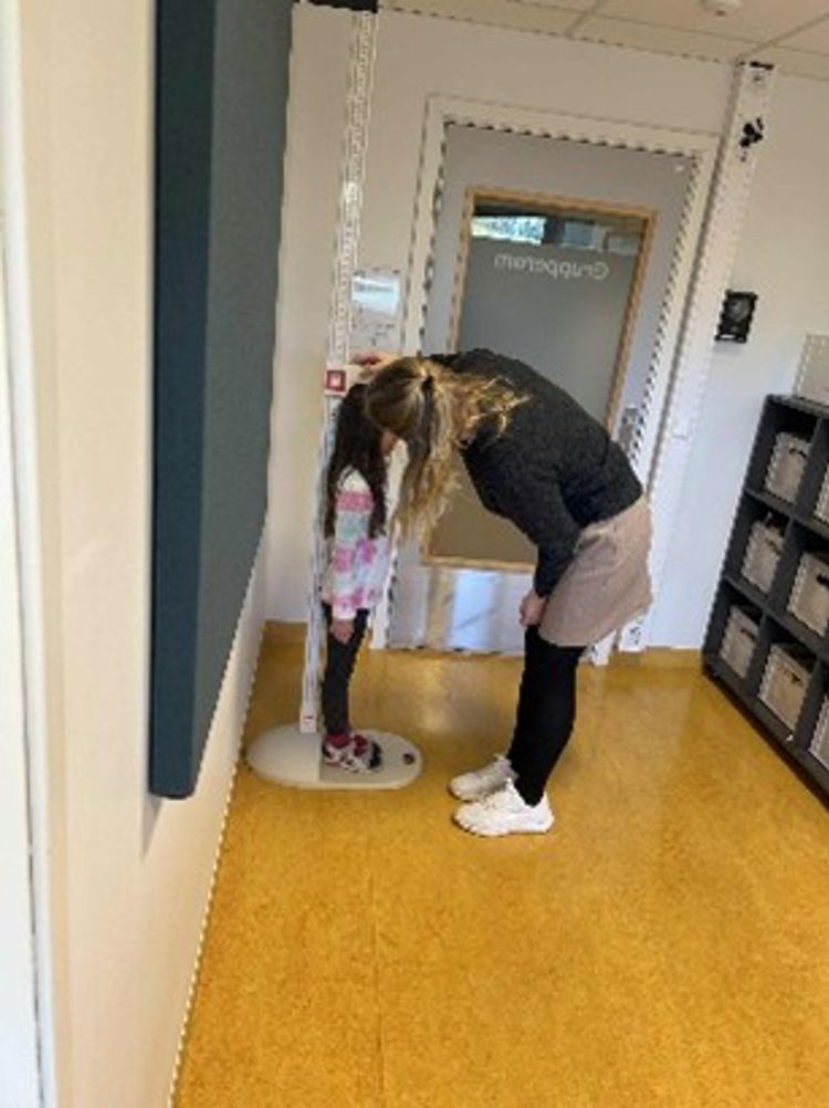 en person som står på en vekt