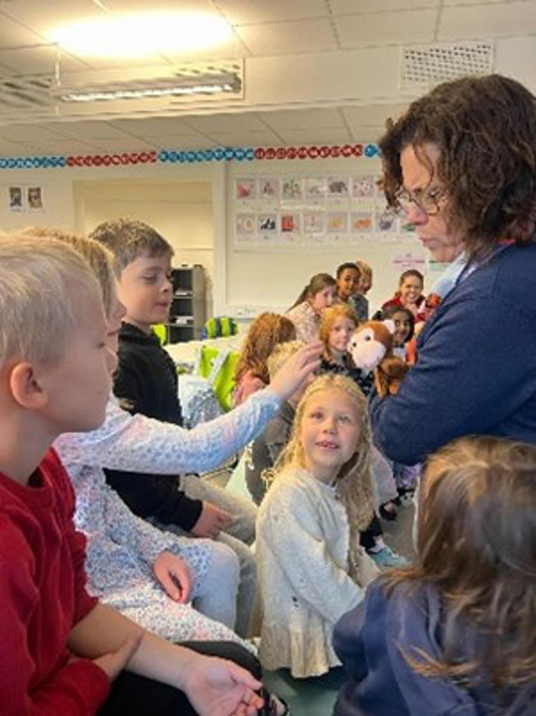 en person og barn i et klasserom