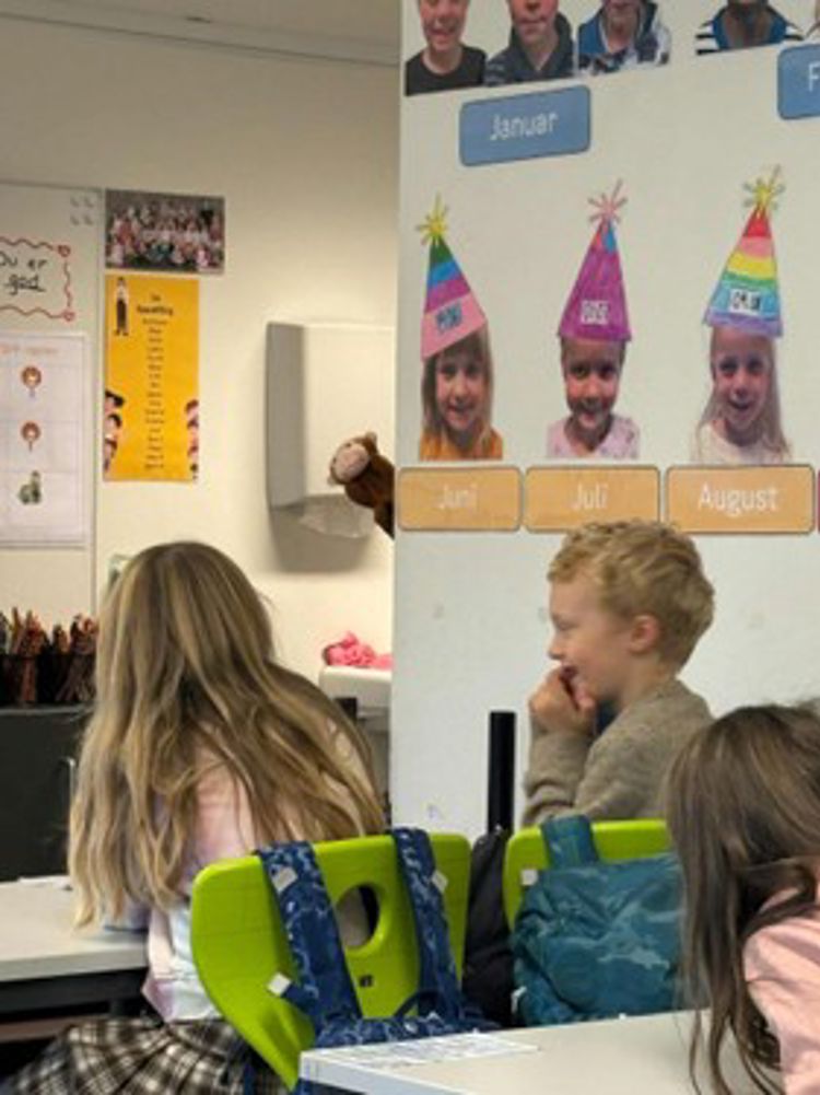 En gruppe barn iført festhatter