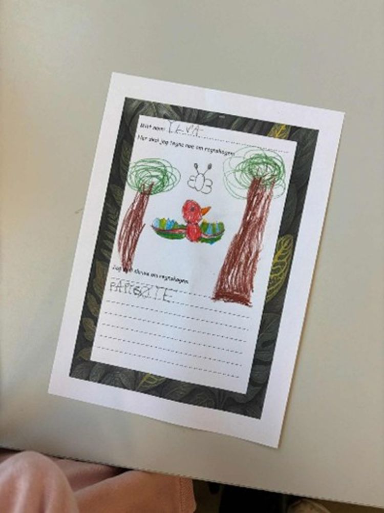 en hånd som holder et kort