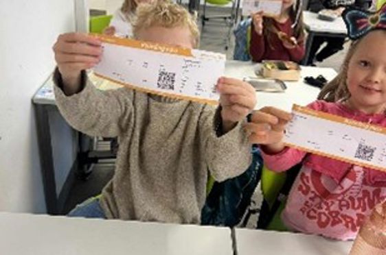 en person som holder et papir