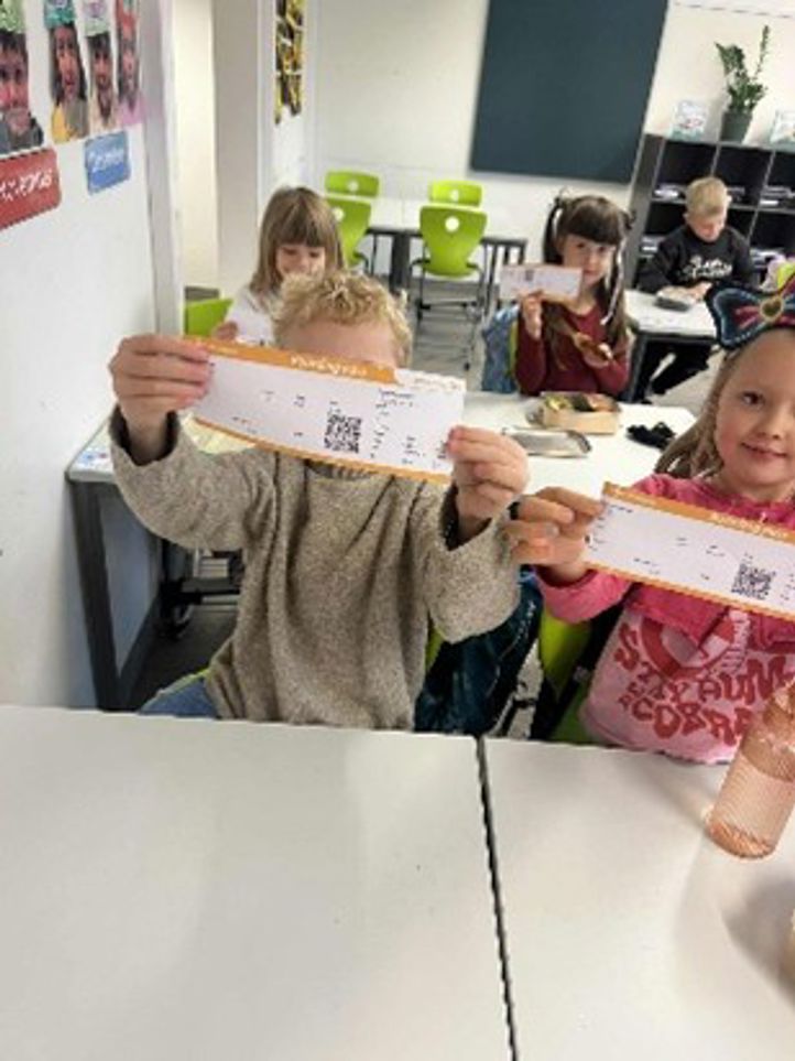 en person som holder et papir