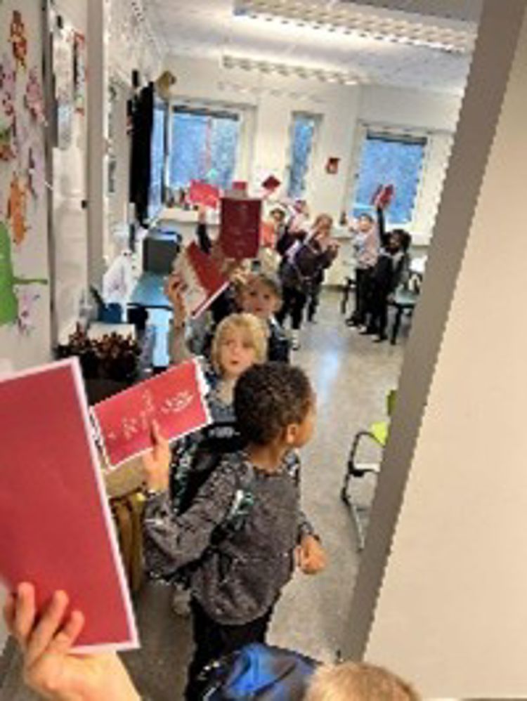 En gruppe barn i et klasserom