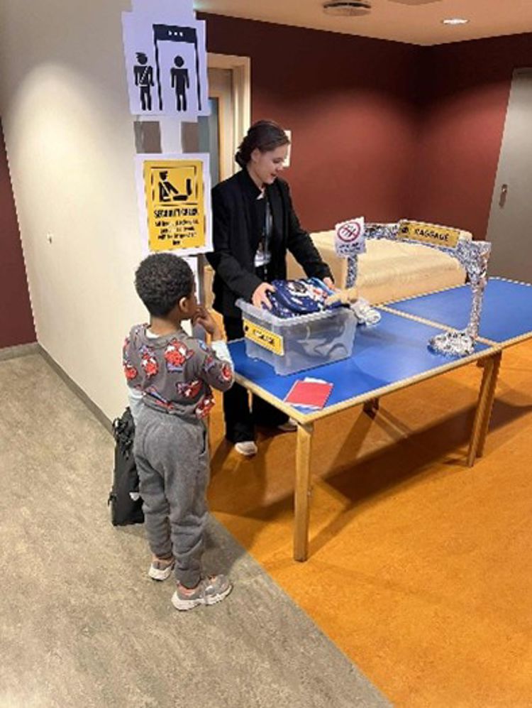 en person og et barn ved et bord med en boks med kjeks