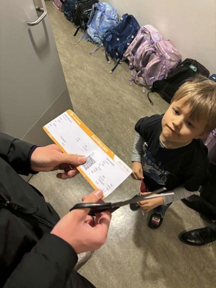 et barn som holder et papir