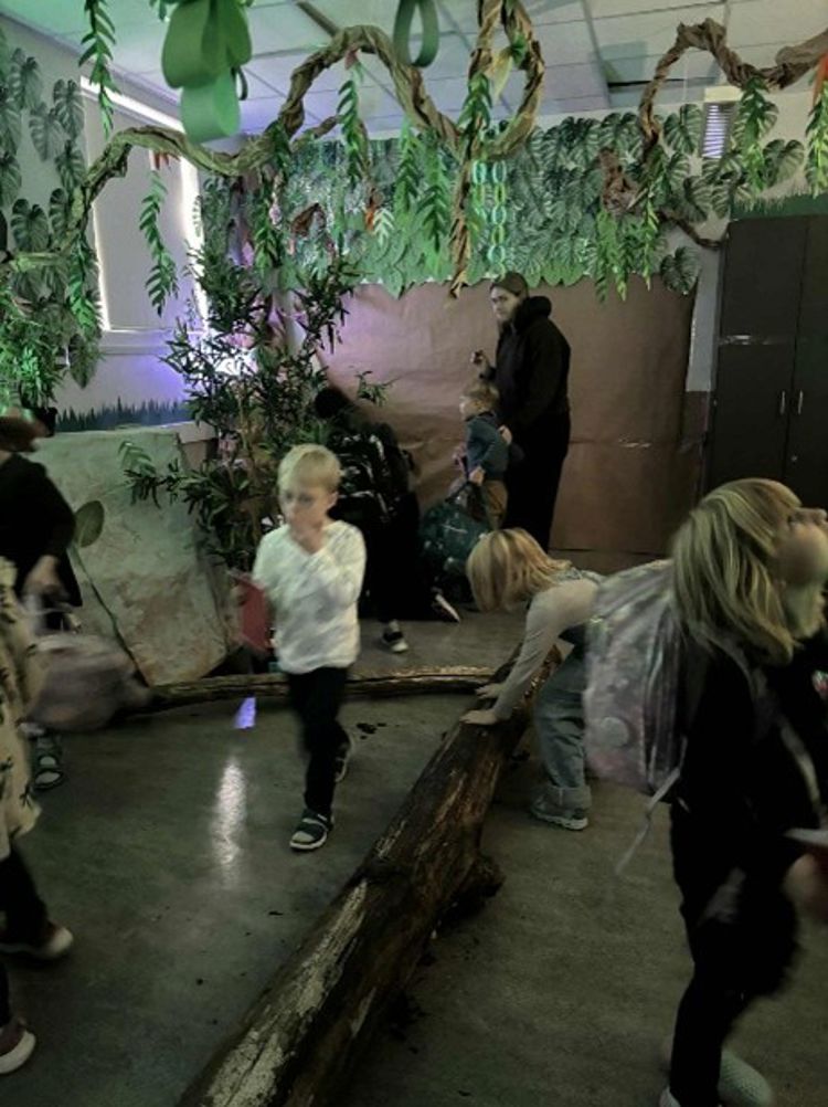 en gruppe personer i et rom