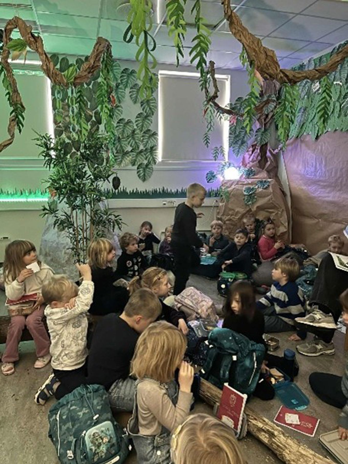 en gruppe mennesker som sitter i et rom