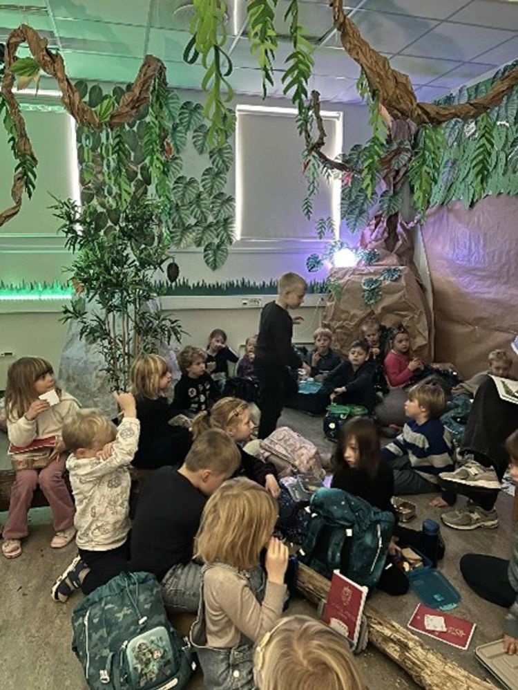 en gruppe mennesker som sitter i et rom