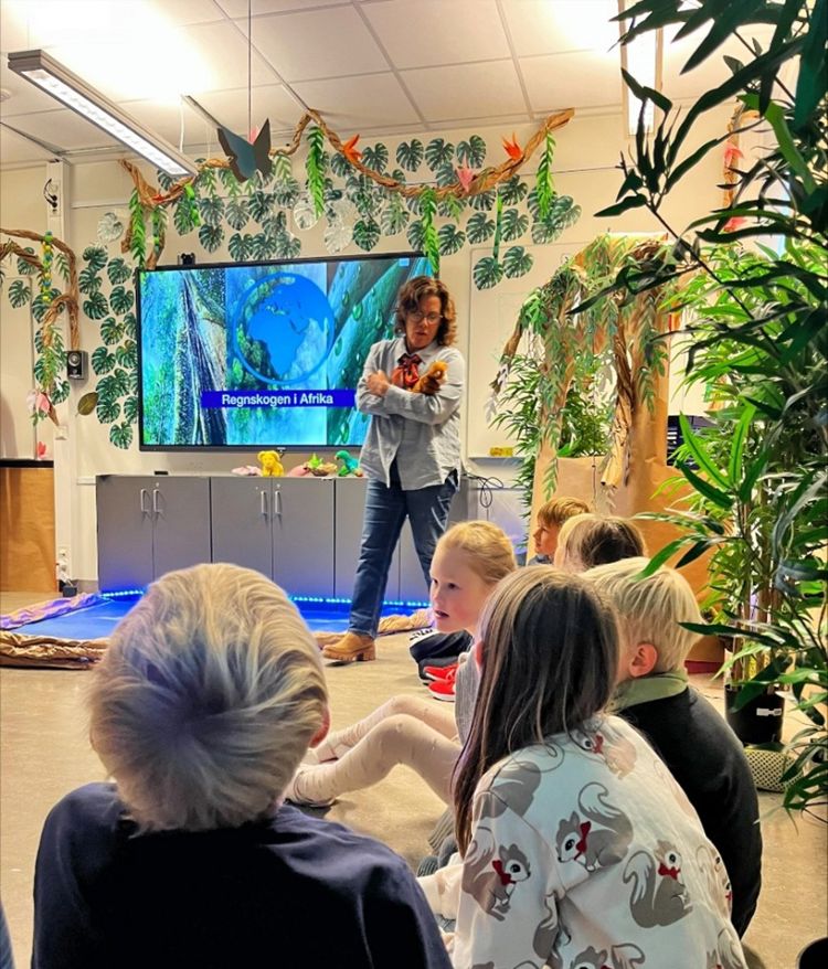 en person som står foran en gruppe mennesker en person som står foran en gruppe mennesker