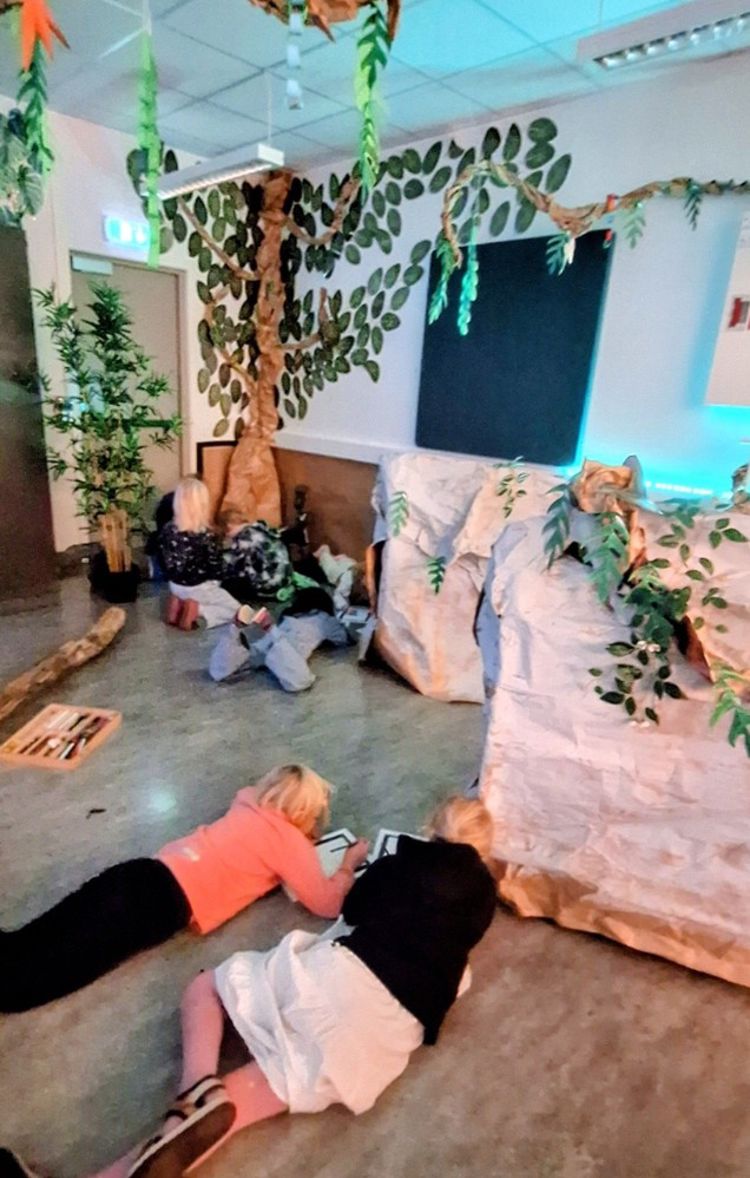 en gruppe mennesker som sitter på gulvet en gruppe mennesker som sitter på gulvet