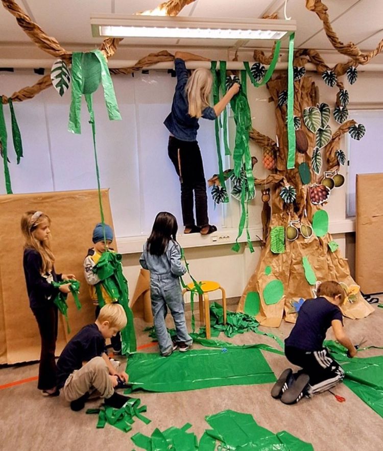 En gruppe mennesker som maler En gruppe mennesker som maler