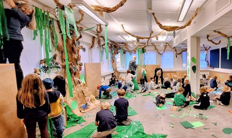 en gruppe personer i et rom en gruppe personer i et rom