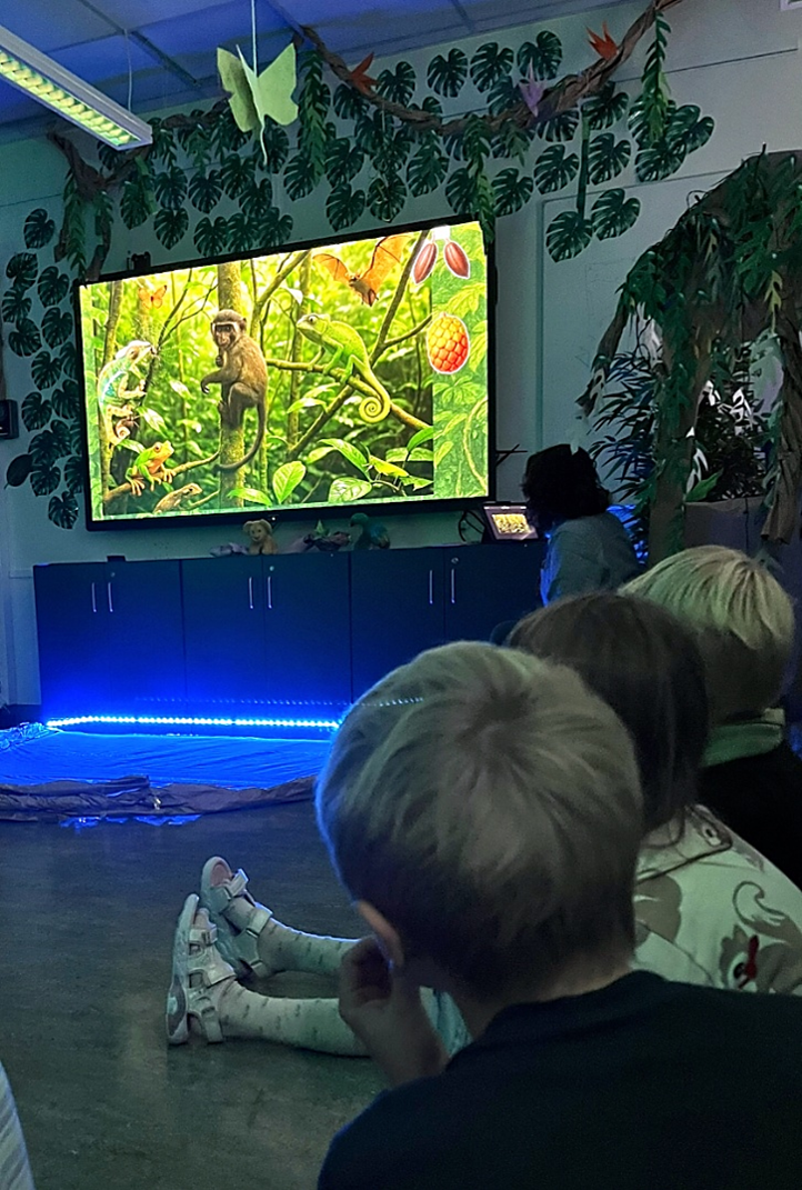 en gruppe mennesker som ser på en TV en gruppe mennesker som ser på en TV