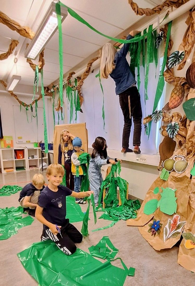 en gruppe personer i et rom en gruppe personer i et rom