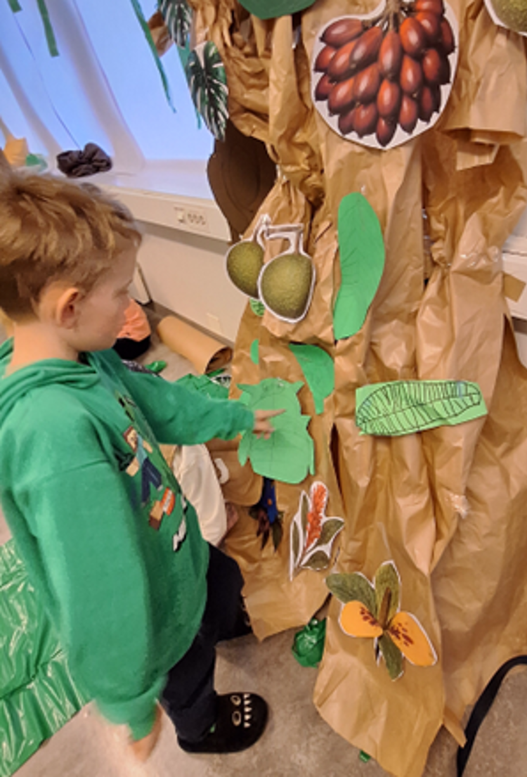 et barn som åpner en pose godteri et barn som åpner en pose godteri