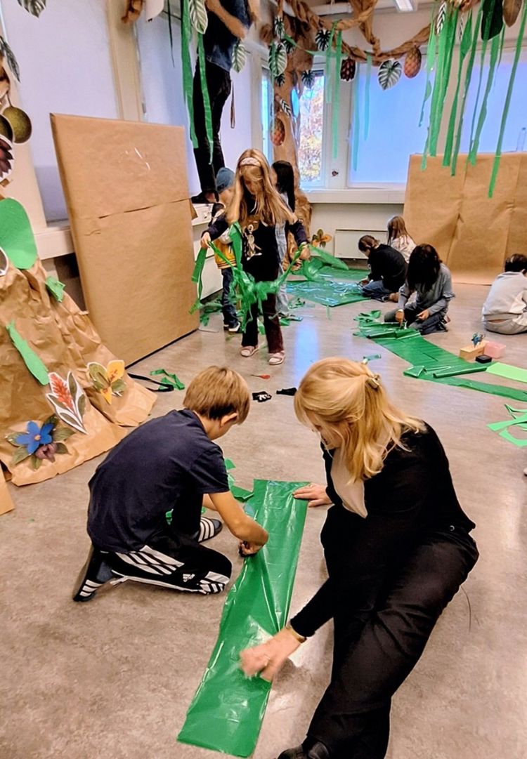 en gruppe personer i et rom en gruppe personer i et rom