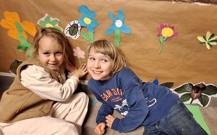 et par barnr som sitter på en sofa med en sommerfugl på veggen et par barnr som sitter på en sofa med en sommerfugl på veggen