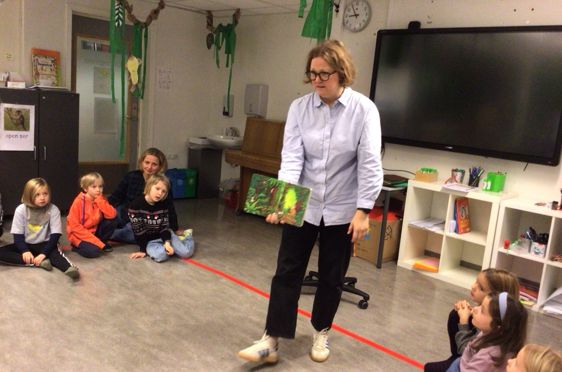 en person som står foran en gruppe barn