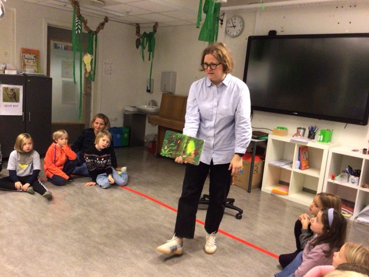 en person som står foran en gruppe barn