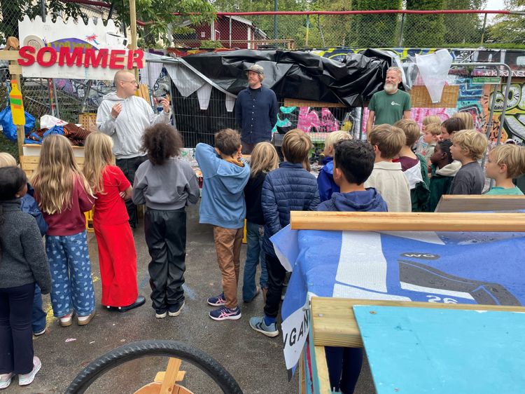 en gruppe mennesker som står rundt et bord