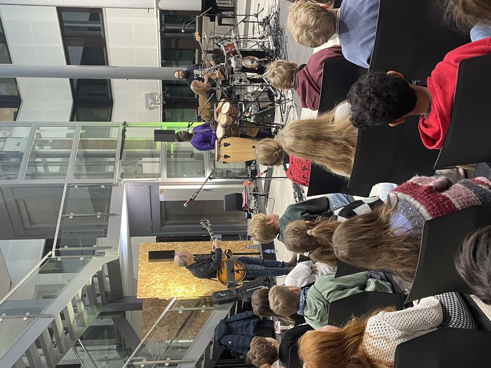 en gruppe mennesker som spiller instrumenter