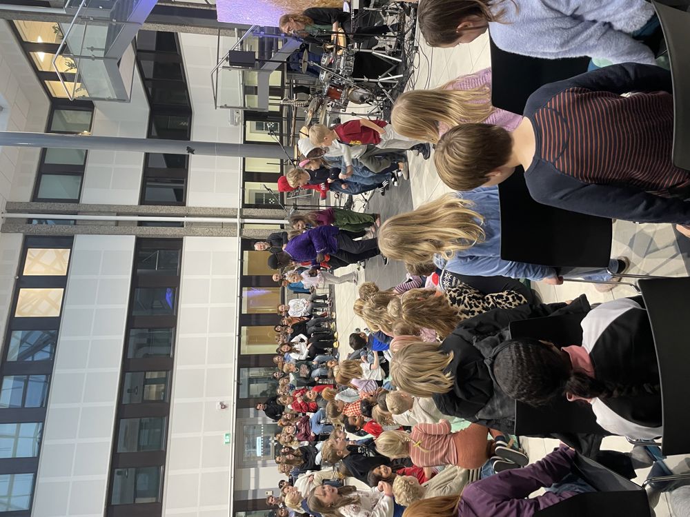 En gruppe mennesker som sitter ute