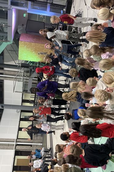 en gruppe mennesker som sitter på bakken