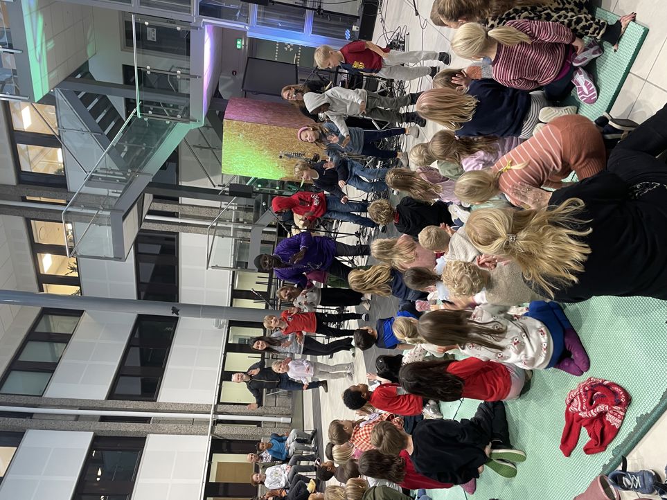 en gruppe mennesker som sitter på bakken