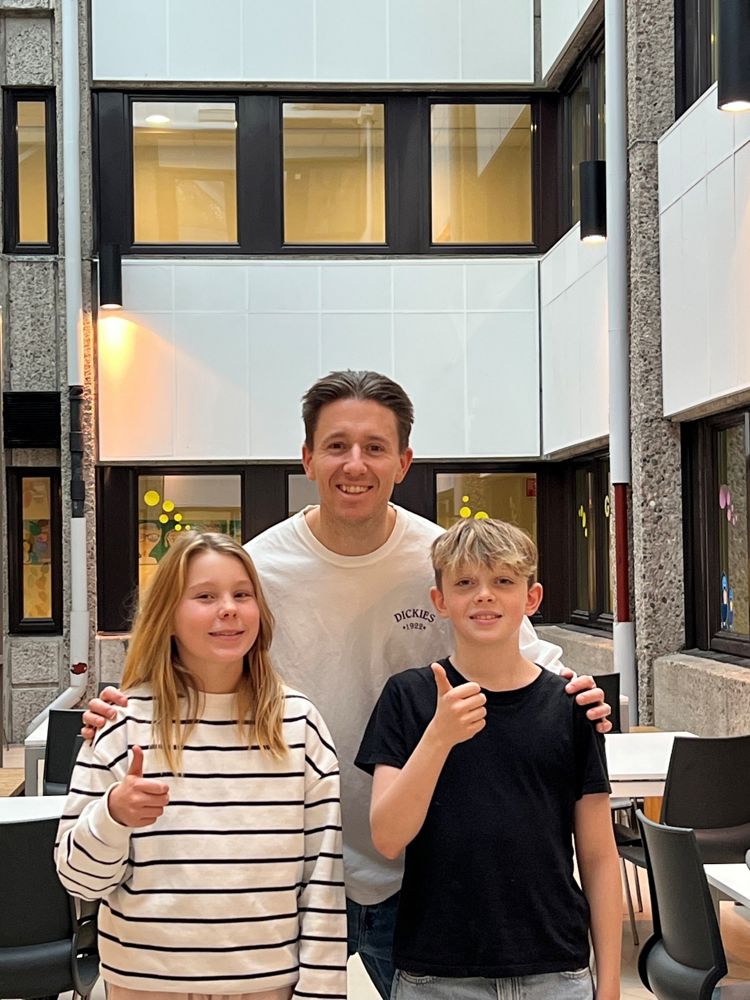 en gruppe mennesker som poserer for et bilde