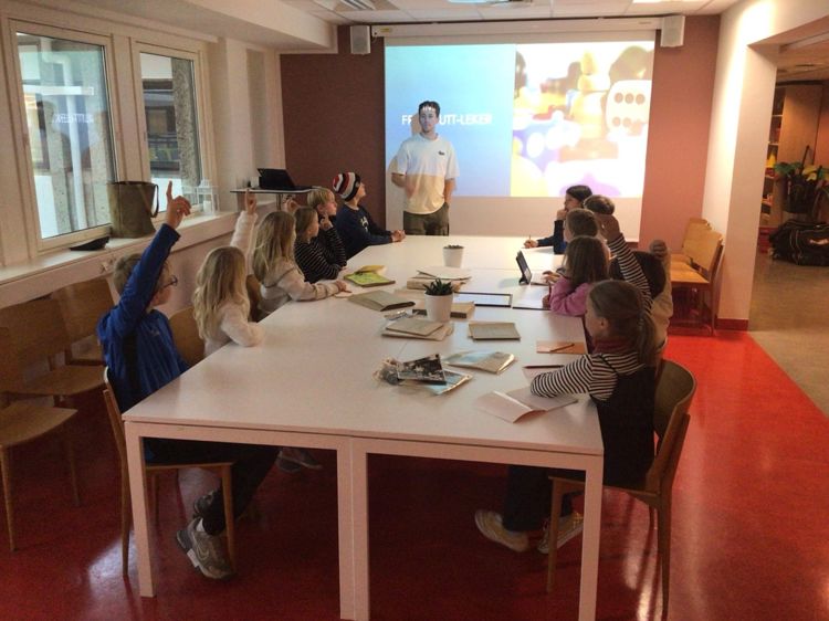 en gruppe mennesker som sitter ved et bord