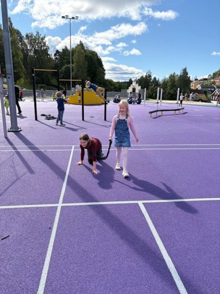 et par barnr som spiller tennis et par barnr som spiller tennis