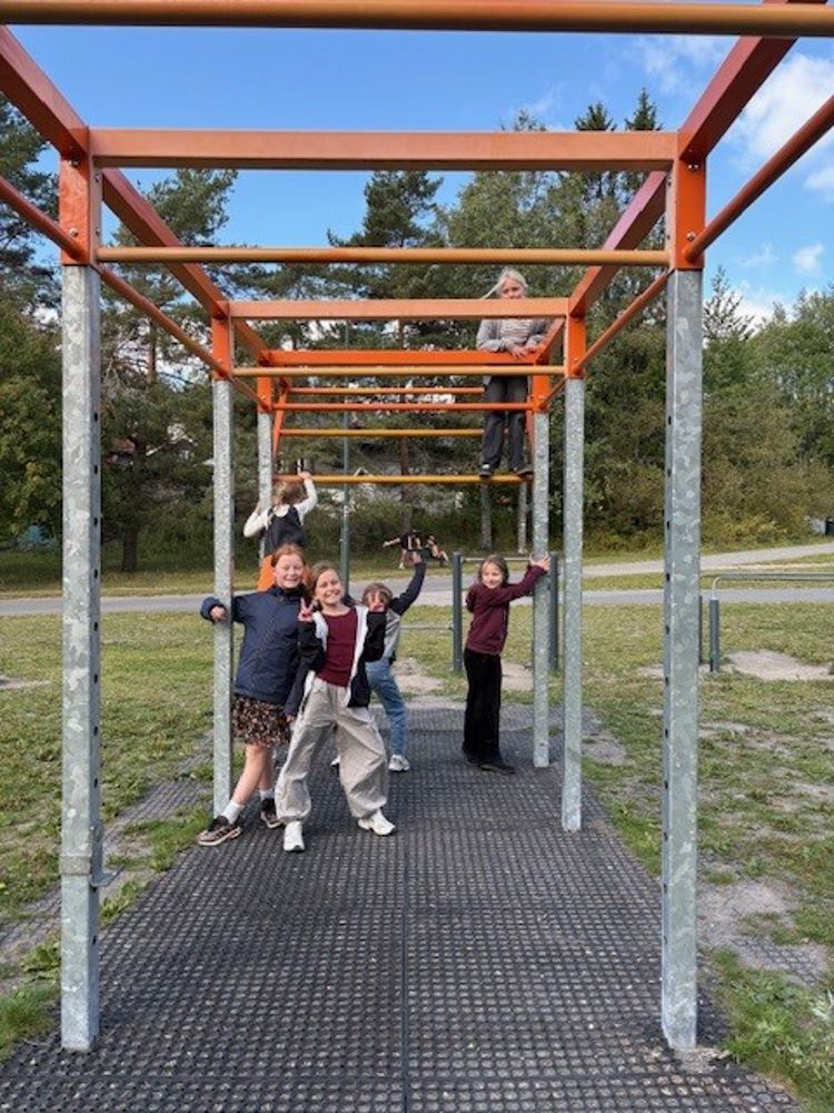 En gruppe mennesker på en berg-og-dal-bane En gruppe mennesker på en berg-og-dal-bane