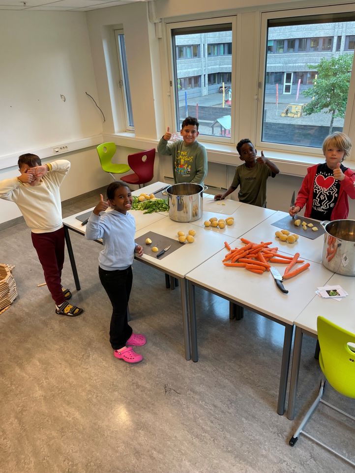 en gruppe personer i et rom