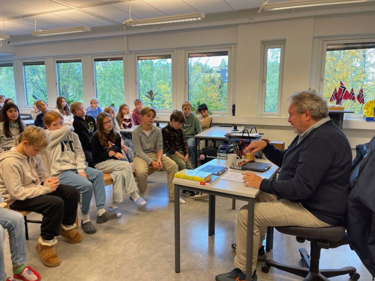 en gruppe mennesker som sitter i et rom en gruppe mennesker som sitter i et rom