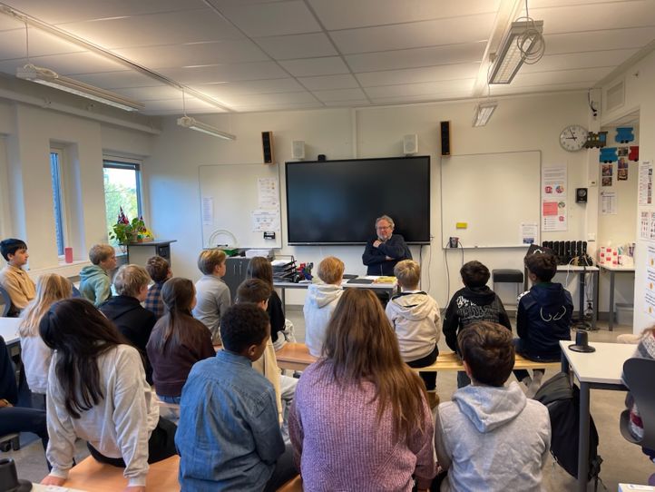 en person som underviser en klasse en person som underviser en klasse