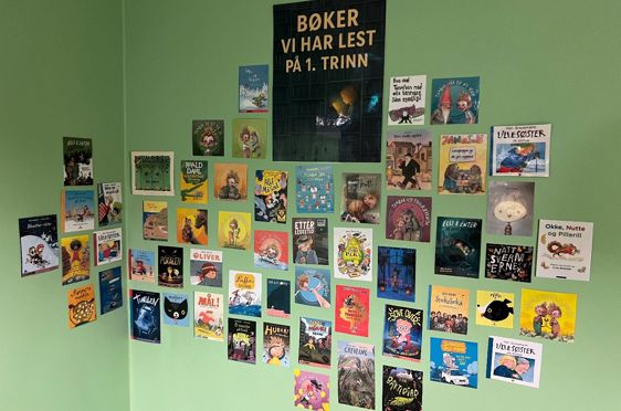 En tavle med mange klistremerker på