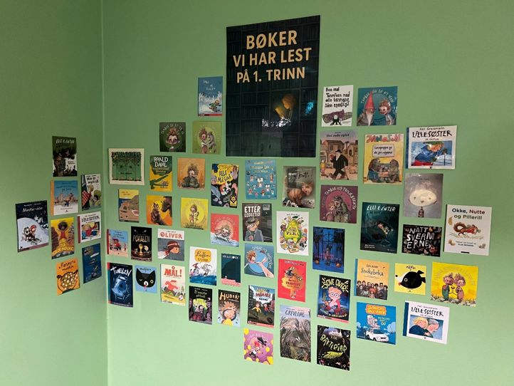 En tavle med mange klistremerker på En tavle med mange klistremerker på