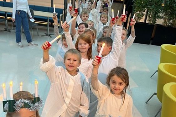 en gruppe mennesker som holder lys