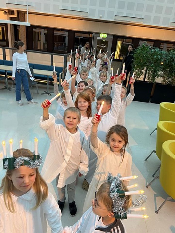 en gruppe mennesker som holder lys