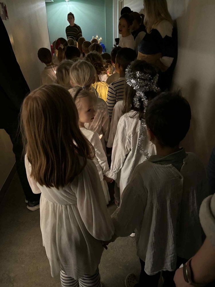 En gruppe barn i hvite kapper