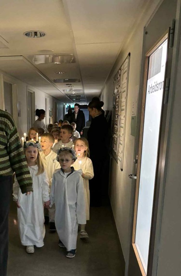 en gruppe barn i en korridor