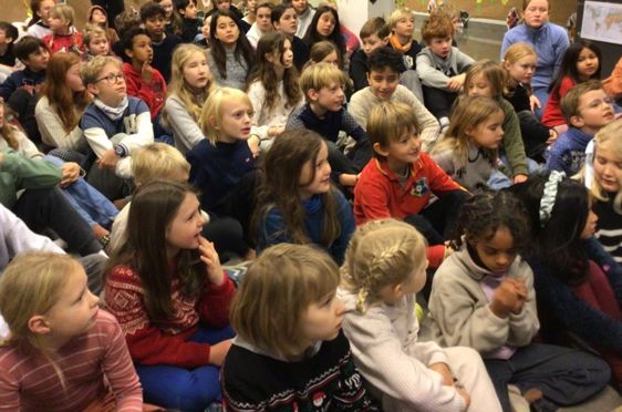 en gruppe barn som sitter sammen